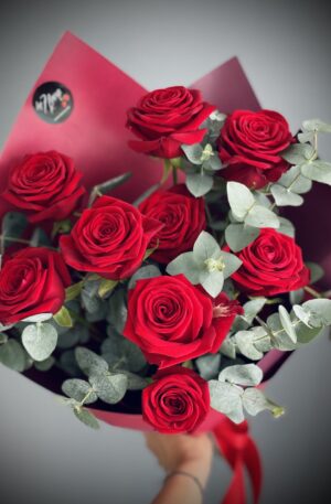Rote Rosen mit Eukalyptus in rot 9st