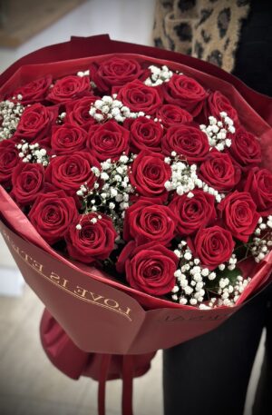 Rote Rosen mit Schleierkraut in rot 27st