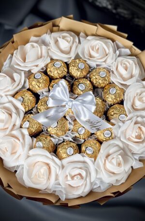 Rocher mit Schaum Rosen in Beige