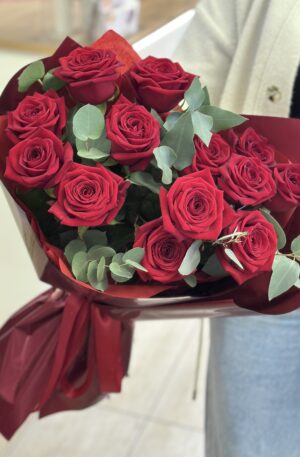 Rote Rosen mit Eukalyptus 13 St