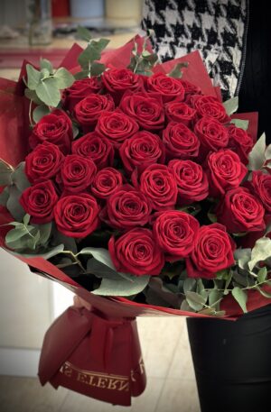 Rote Rosen mit Eukalyptus in rot 29st
