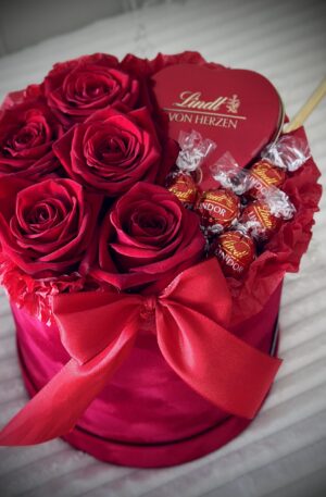 Runde Box mini in rot mit Lindt Herzen