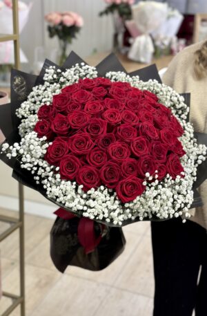 Rote Rosen mit Schleierkrautring in schwarz 51 St