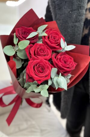 Rote Rosen mit Eukalyptus eckig 5 St