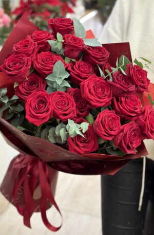 Rote Rosen mit Eukalyptus eckig 21 St