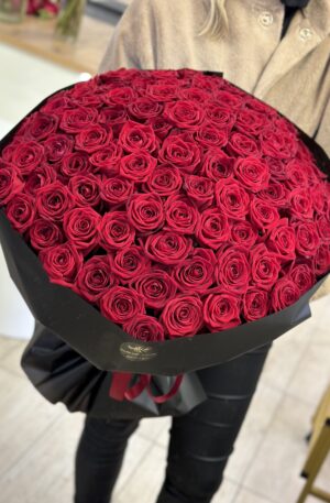 Rote Rosen in schwarz 101 St