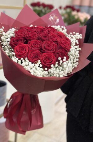 Rote Rosen mit Schleierkrautring in rot 21 St