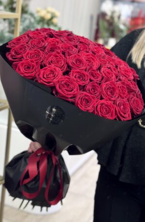 Rote Rosen in schwarz 51 St