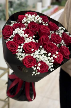 Rote Rosen mit Schleierkraut in schwarz 21 St