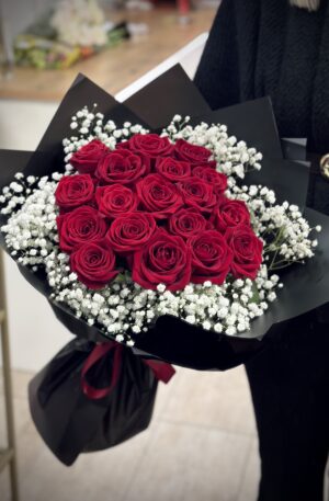Rote Rosen mit Schleierkrautring in schwarz 21 St