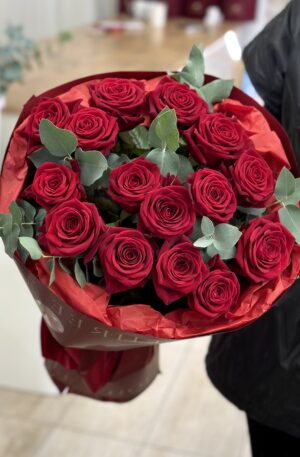 Rote Rosen mit Eukalyptus in rot 15 St