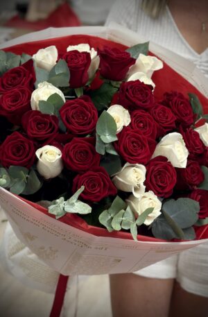 Rote Rosen mit weiße Rosen