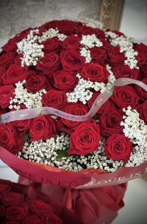 Rote Rosen mit Schleierkraut in rot 45st